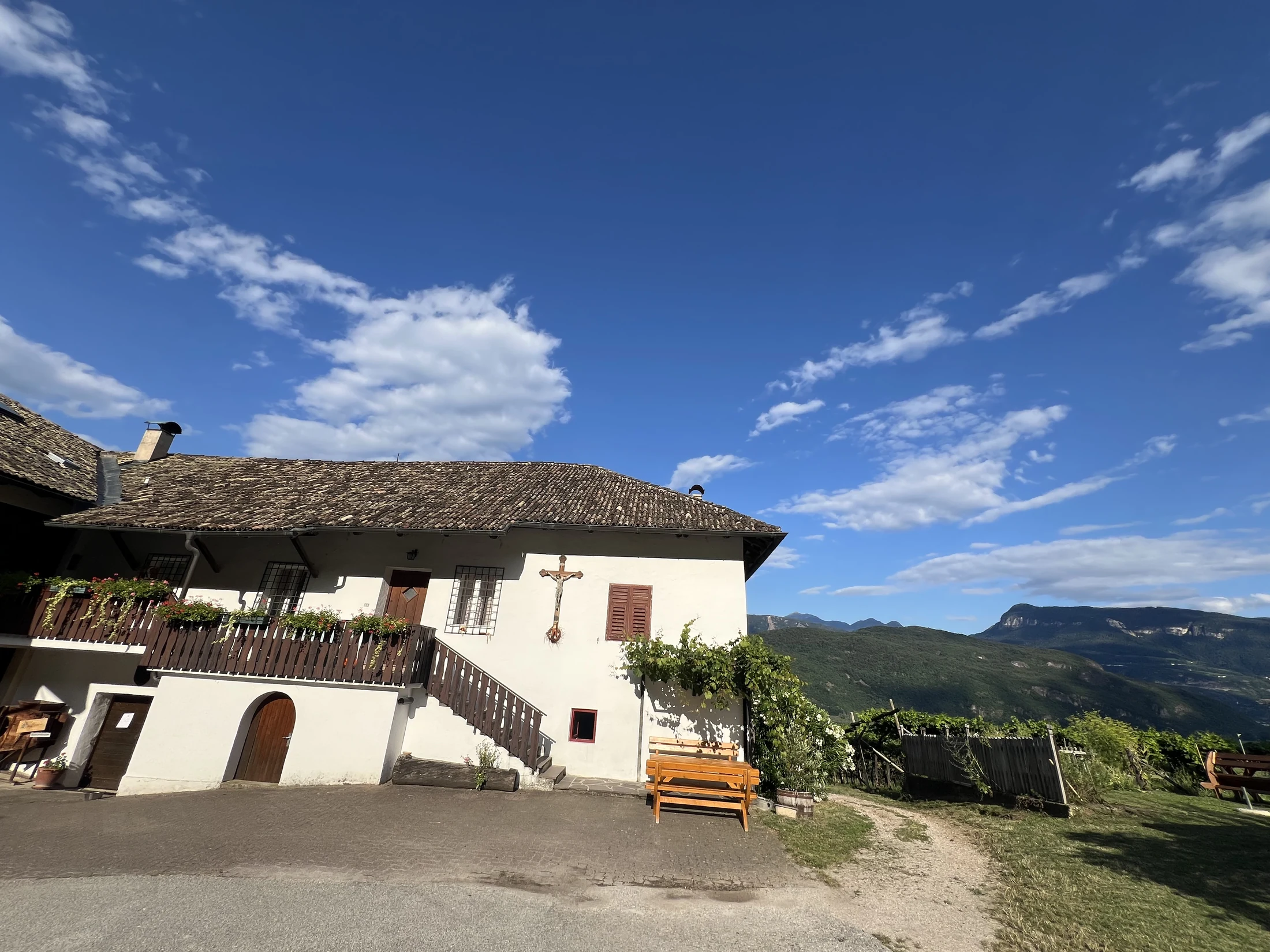 Der Arzenhof unter blauem Himmel