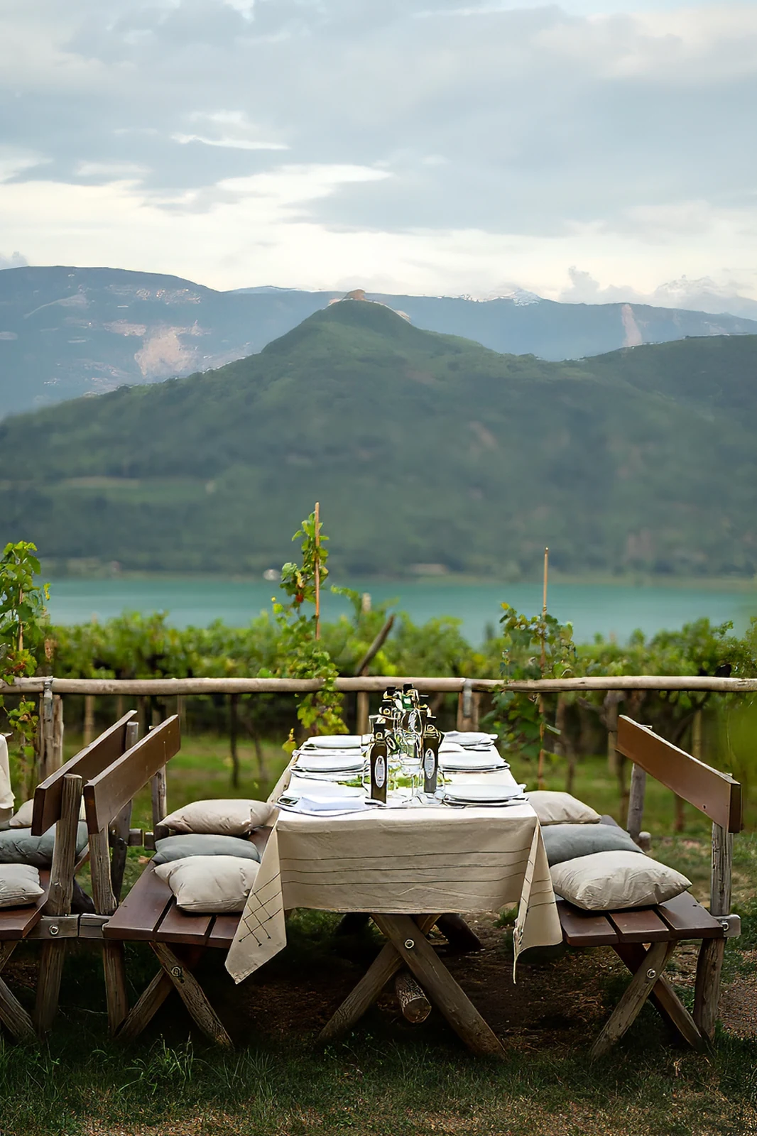 Festlich gedeckter Tisch mit Blick auf den Kalterer See